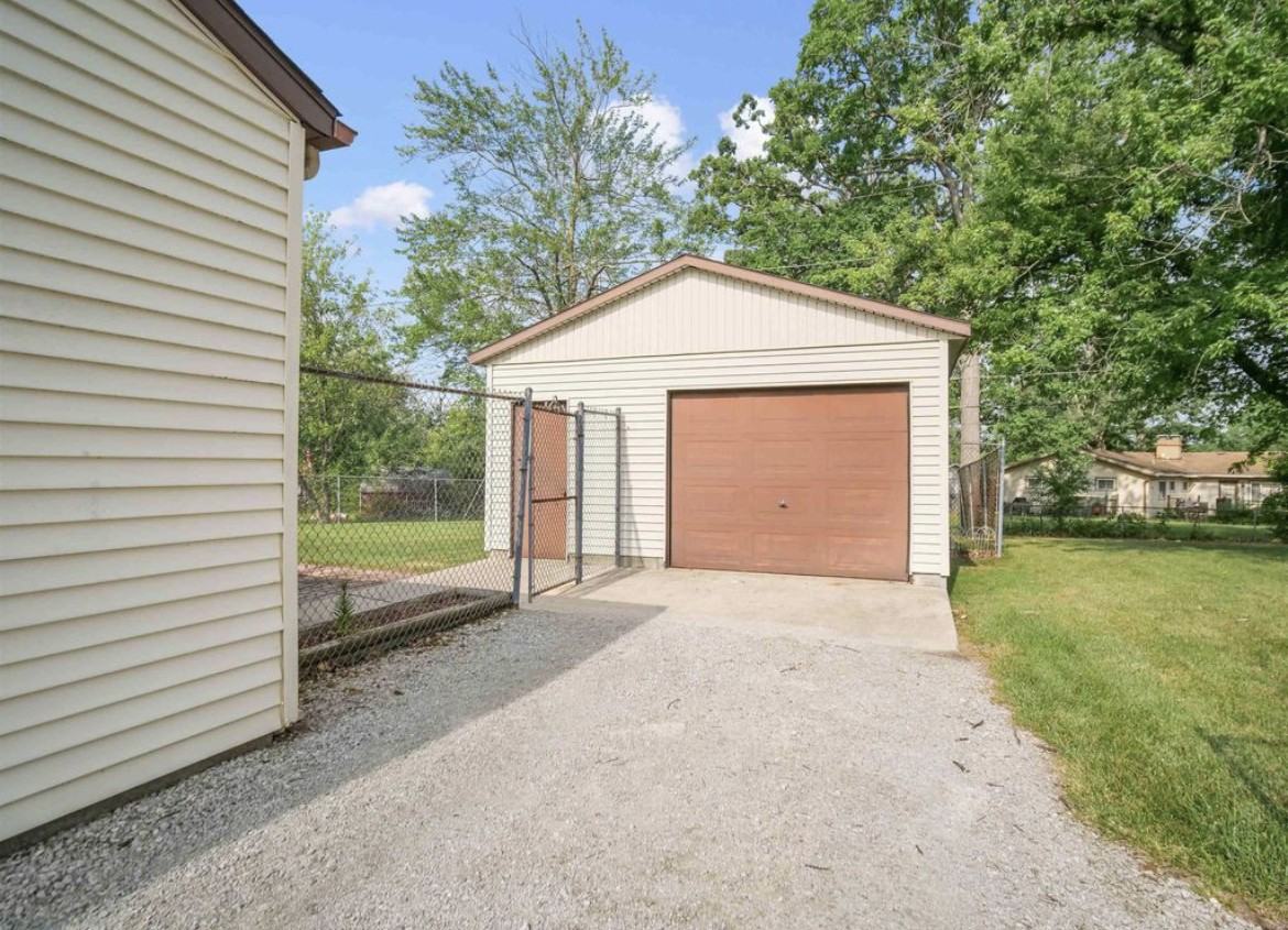 6302 Chatham Dr #NA - Photo 5 of 35