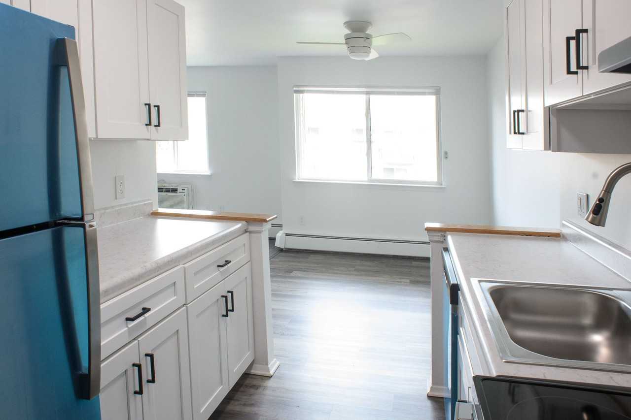 CARRIAGE HILL APARTMENTS - Photo 6 of 10