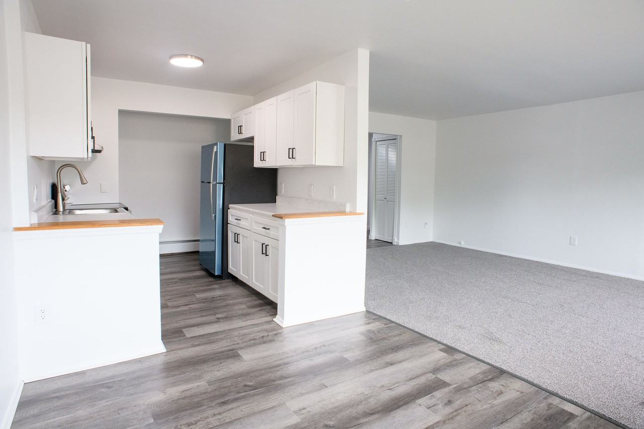 CARRIAGE HILL APARTMENTS - Photo 7 of 10