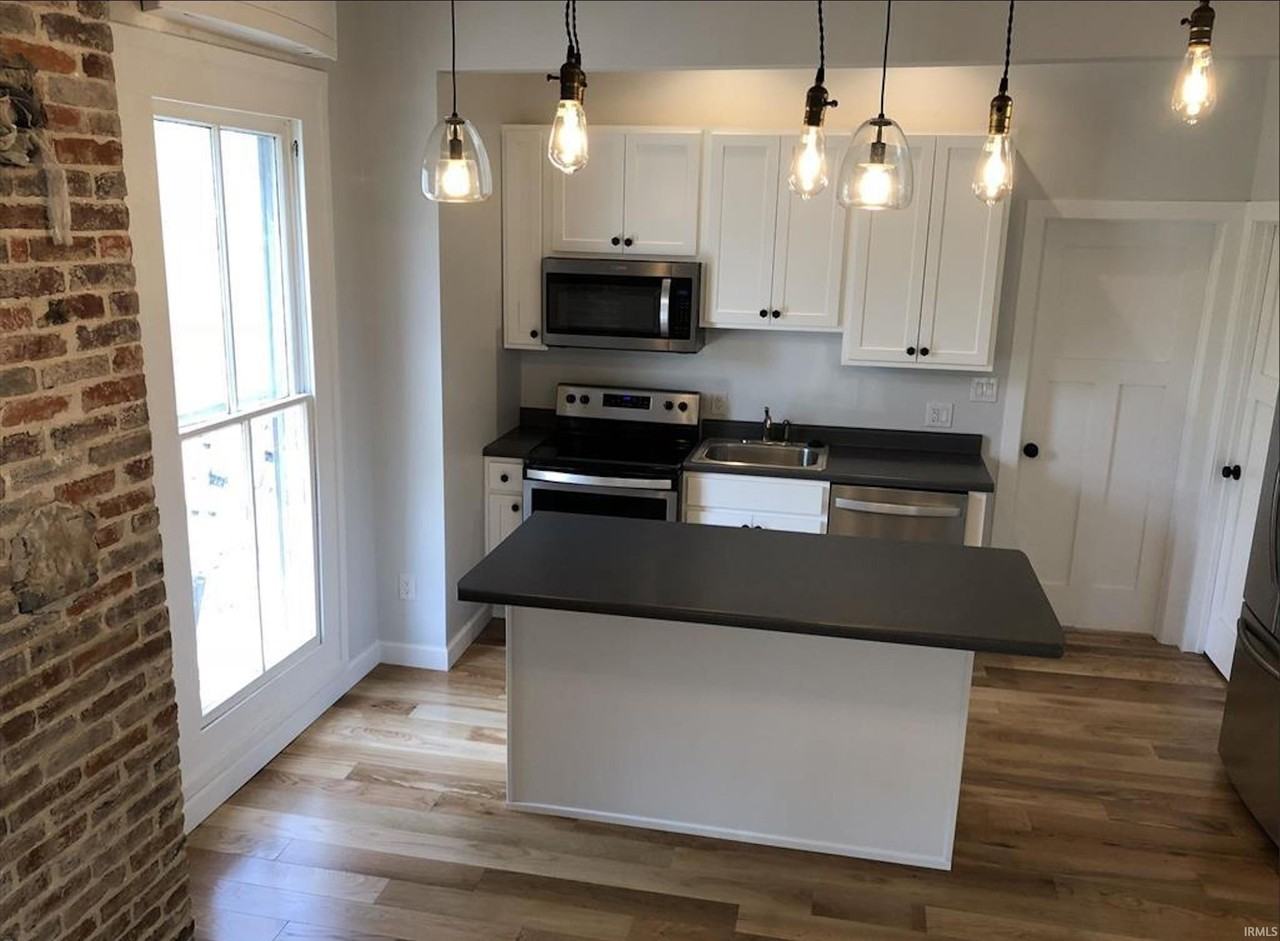 726 W 6th St #1 - Photo 3 of 12