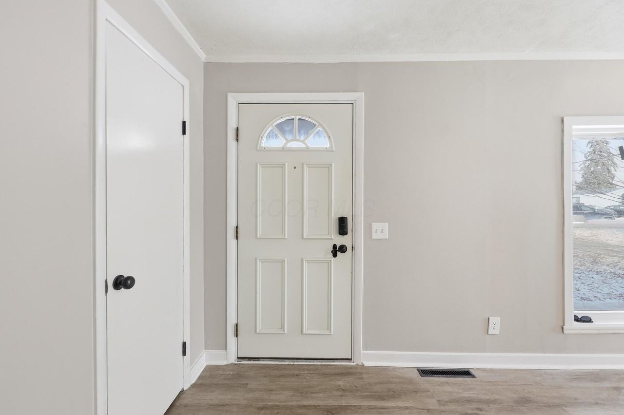 566 E 10th St - Photo 4 of 23