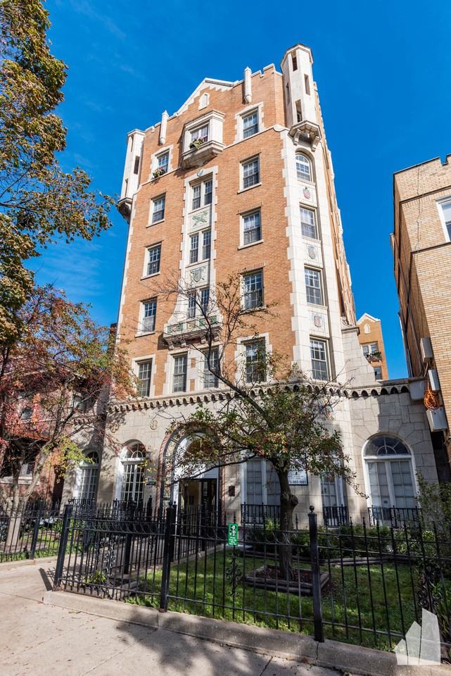 4521 N Malden St #207 - Photo 2 of 15