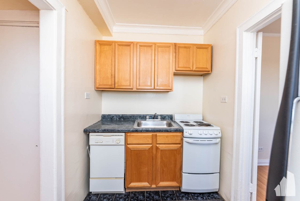 4521 N Malden St #207 - Photo 3 of 15