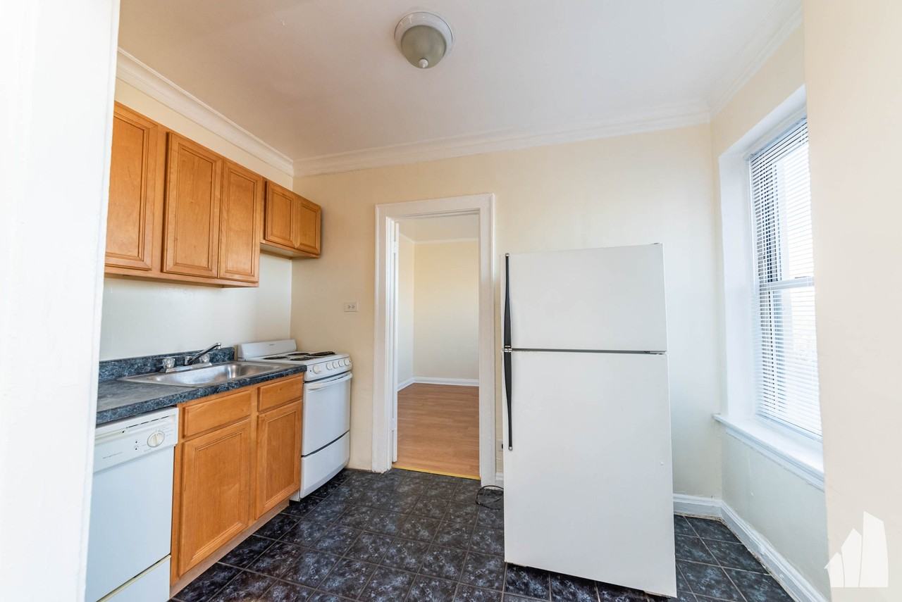 4521 N Malden St #207 - Photo 4 of 15