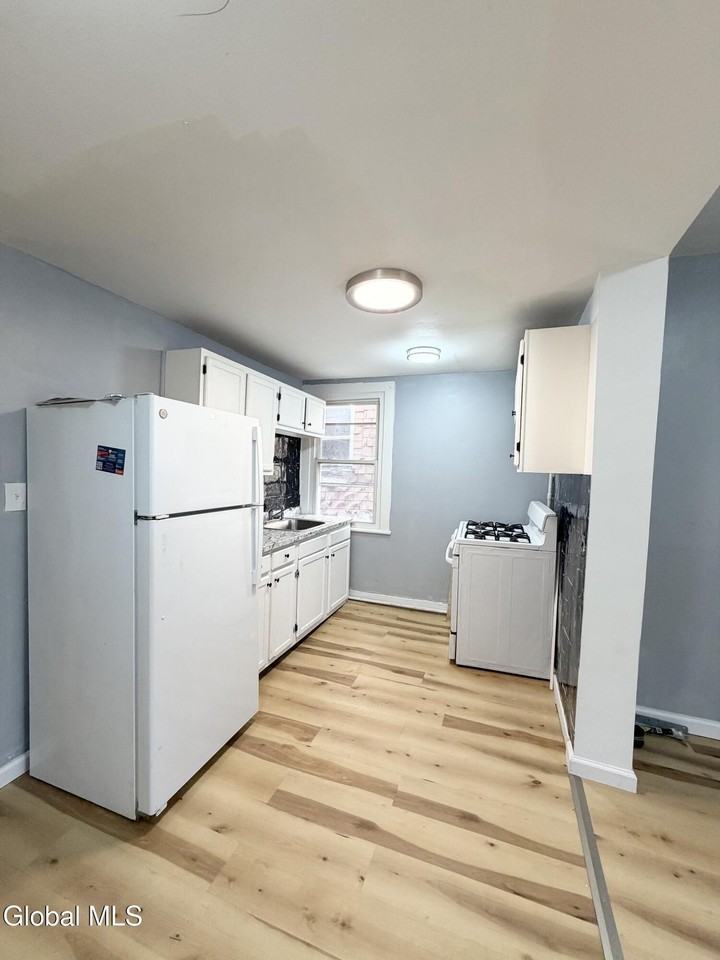 247 Elk St - Photo 7 of 12