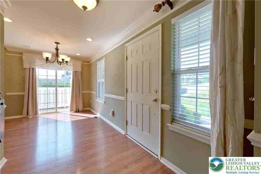 4107 Bunker Hill Dr S - Photo 4 of 20