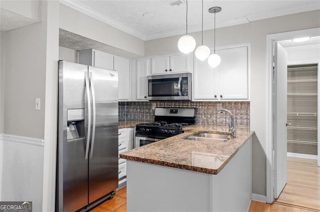 2045 Brian Way - Photo 5 of 35