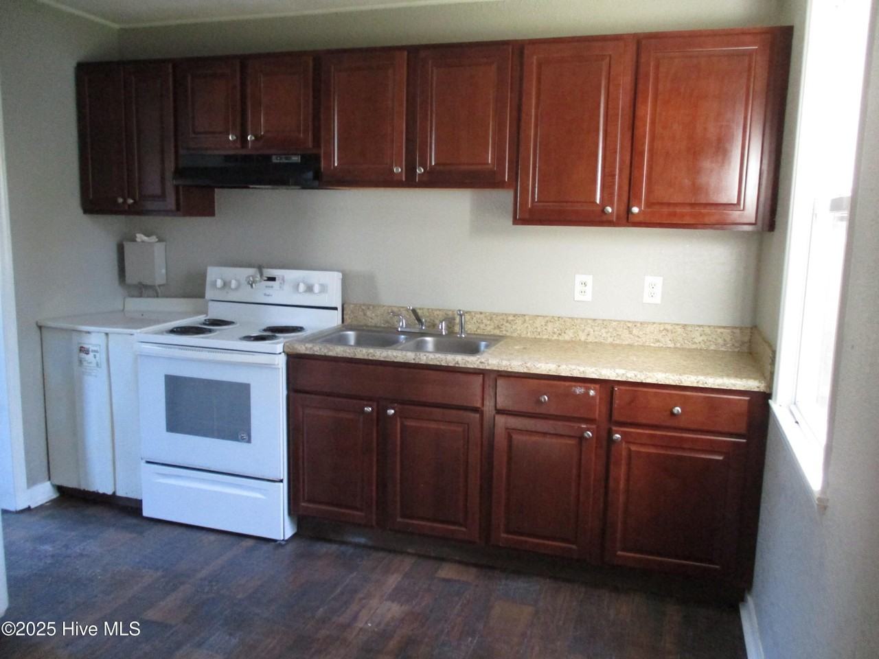 1223 Davis St - Photo 4 of 7