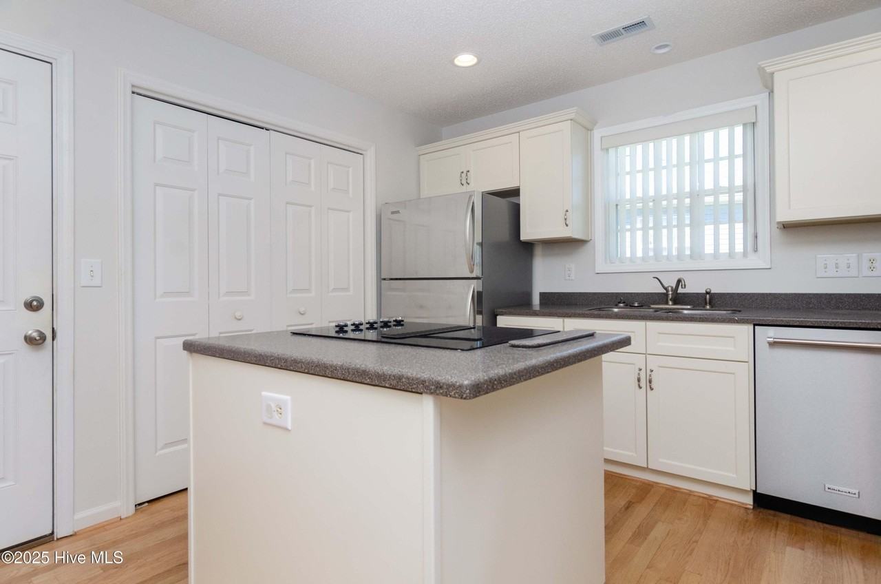 340 Palmer Way - Photo 3 of 28