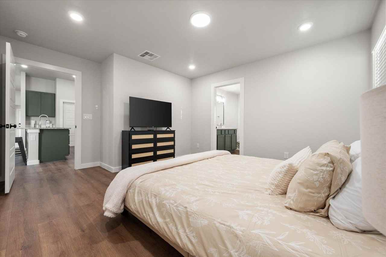 2126 Langford Ave - Photo 7 of 16