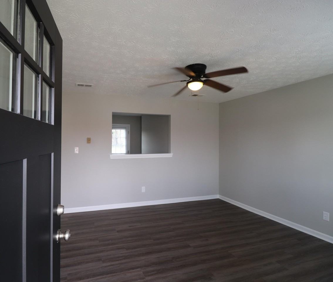 521 Foxwood Dr - Photo 4 of 17