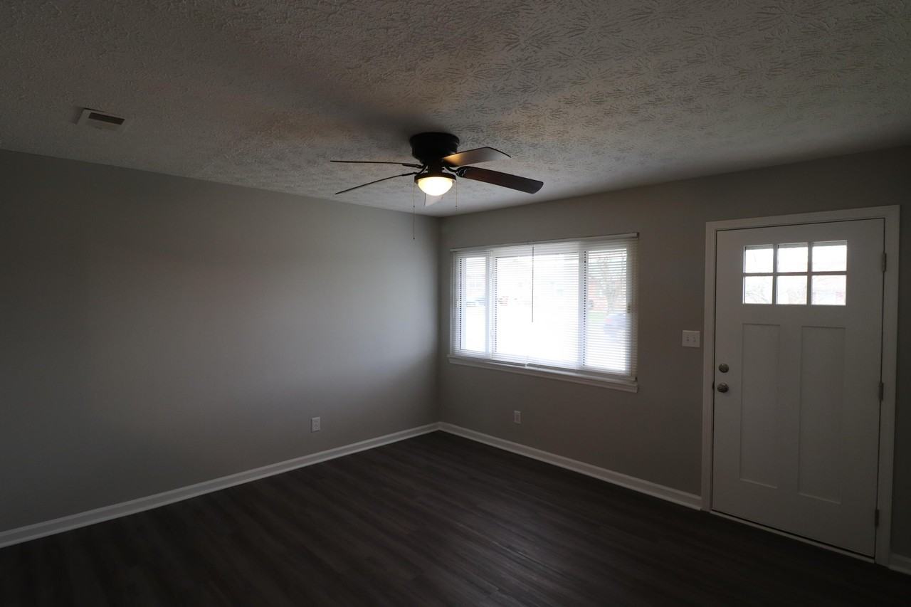 521 Foxwood Dr - Photo 5 of 17