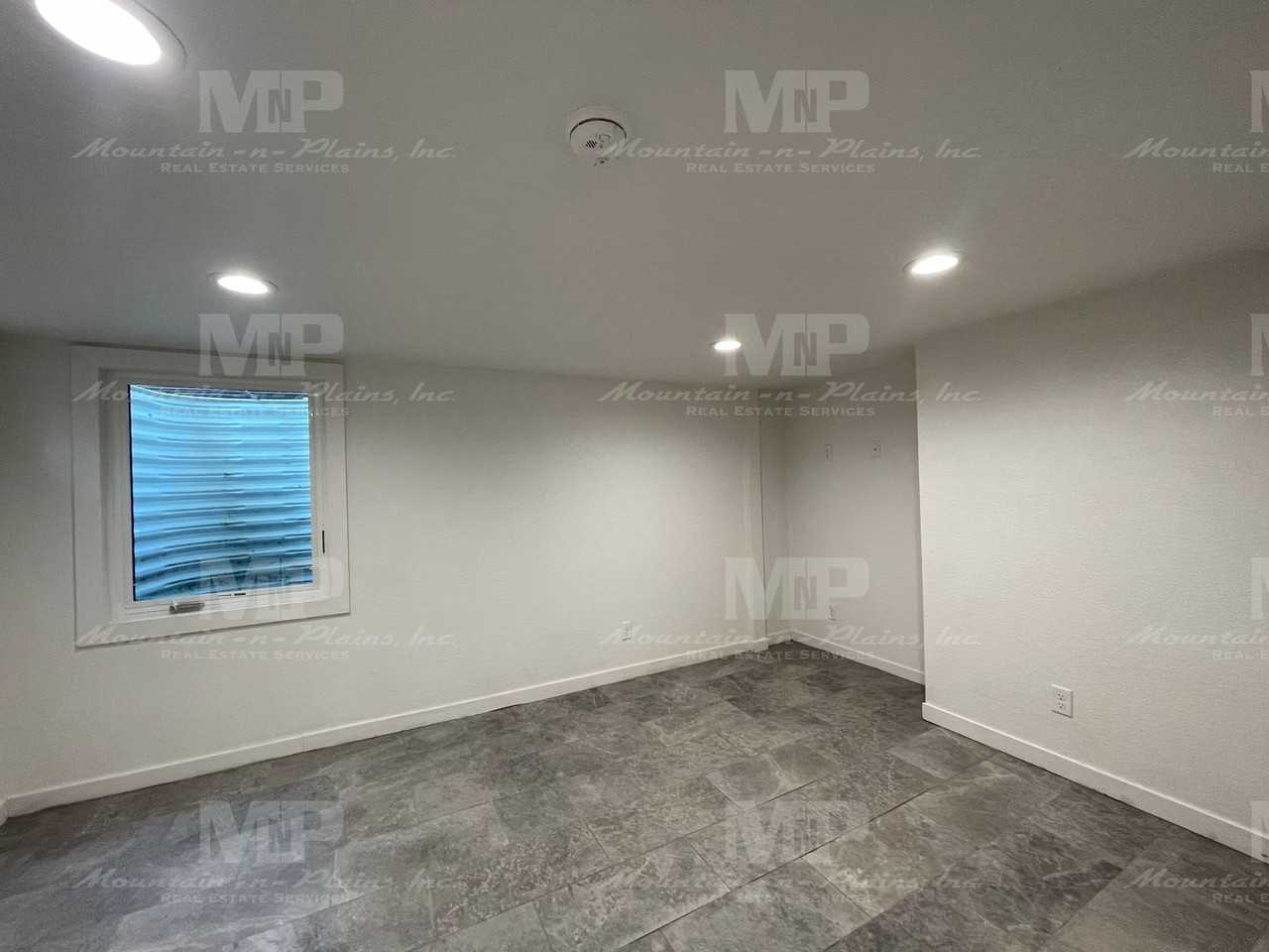 610 S Loomis Ave #B - Photo 3 of 9