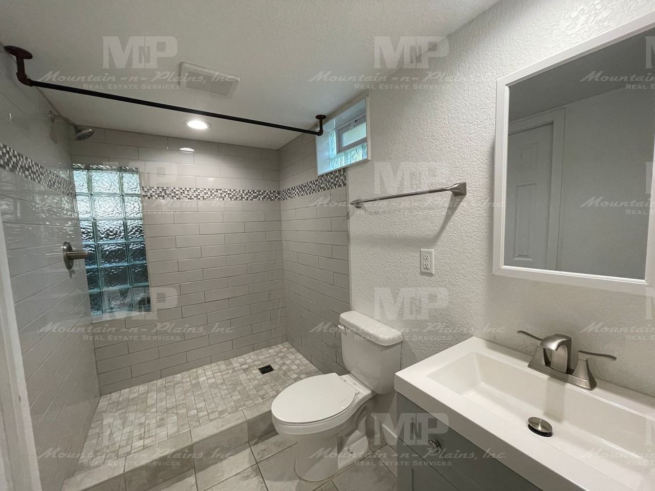 610 S Loomis Ave #B - Photo 7 of 9