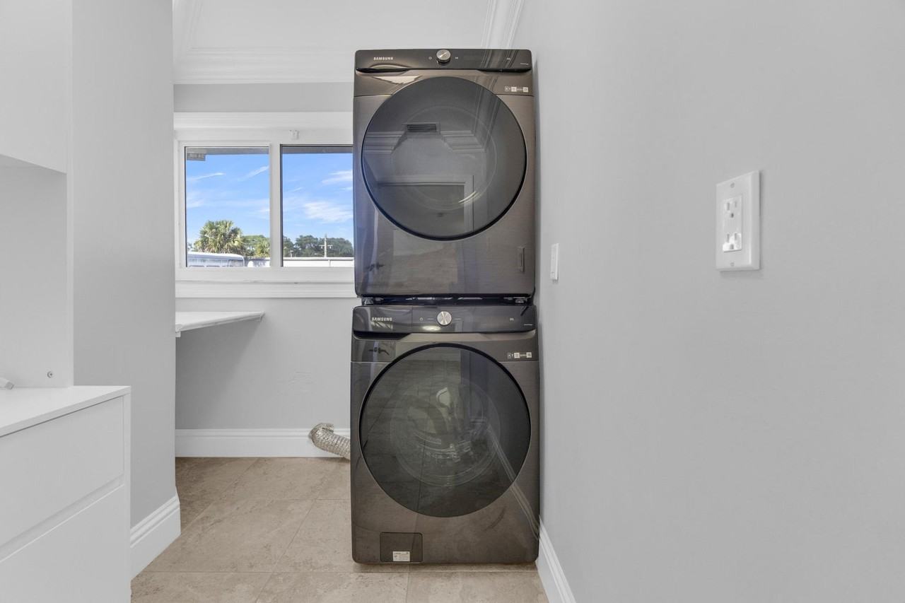 1180 Sw 17th St - Photo 3 of 8