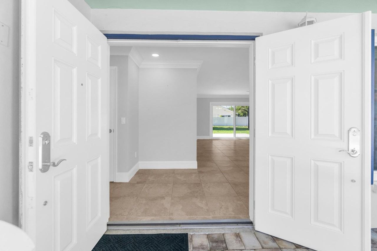 1180 Sw 17th St - Photo 4 of 8