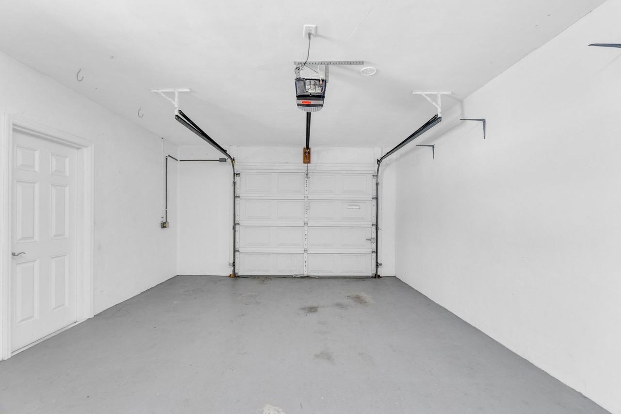 1180 Sw 17th St - Photo 6 of 8