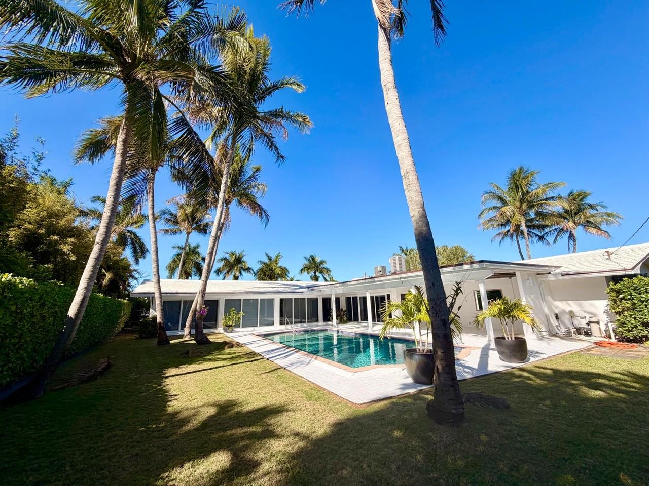 2015 Notre Dame Dr - Photo 3 of 8