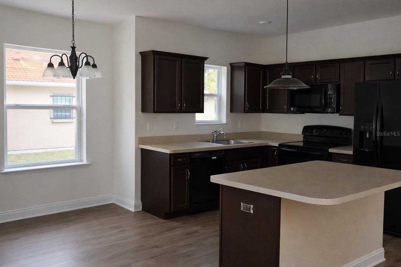 2128 W Walnut St - Photo 5 of 16