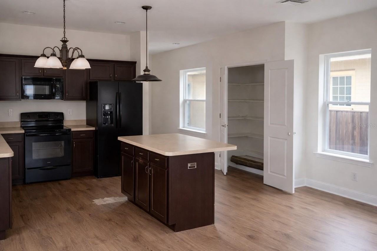 2128 W Walnut St - Photo 6 of 16