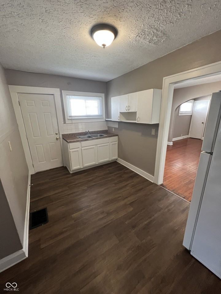 896 N Gladstone Ave - Photo 6 of 12