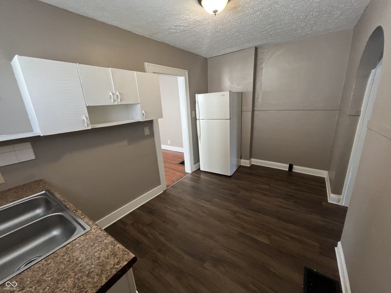 896 N Gladstone Ave - Photo 7 of 12