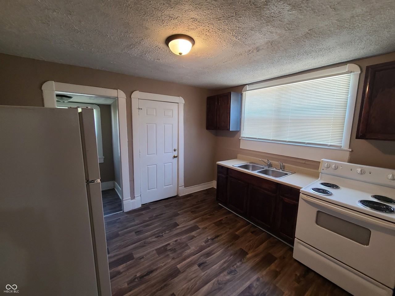 516 W 28th St - Photo 4 of 13