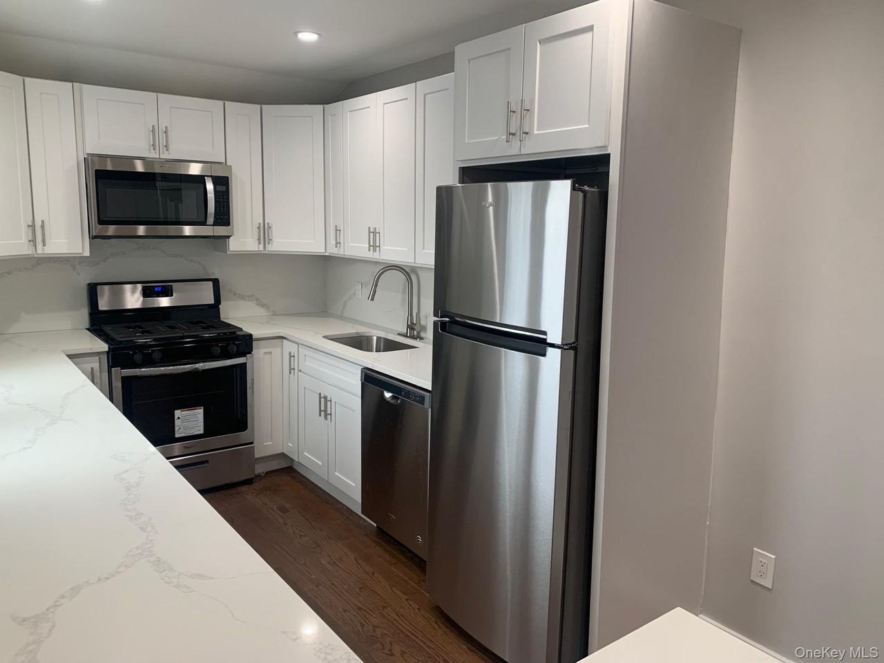 71 Lannon Pl Apt D - Photo 3 of 13