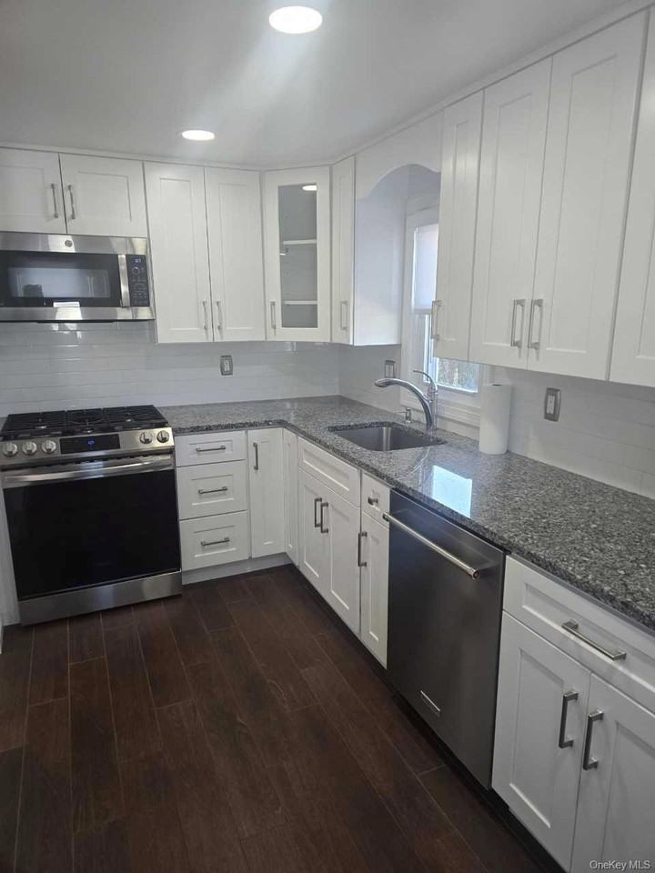 119 Crown Ave 2nd Fl - Photo 3 of 7