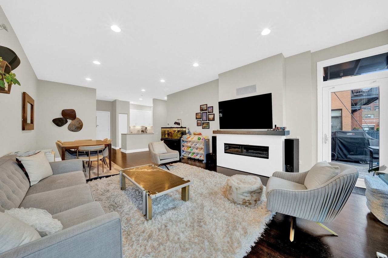 550 W Fulton St Apt 403 - Photo 4 of 23