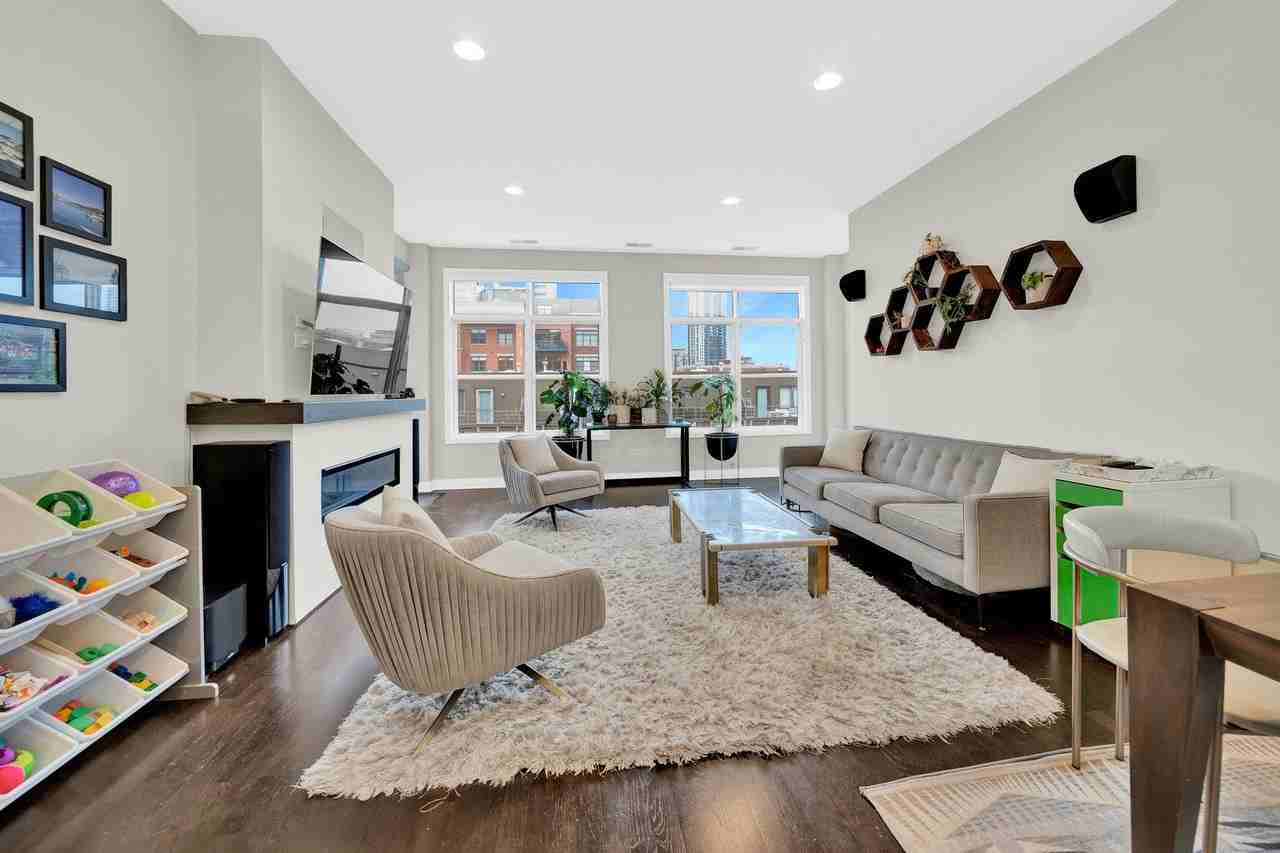 550 W Fulton St Apt 403 - Photo 5 of 23