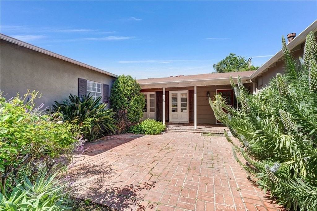 12135 Morrison St - Photo 4 of 17