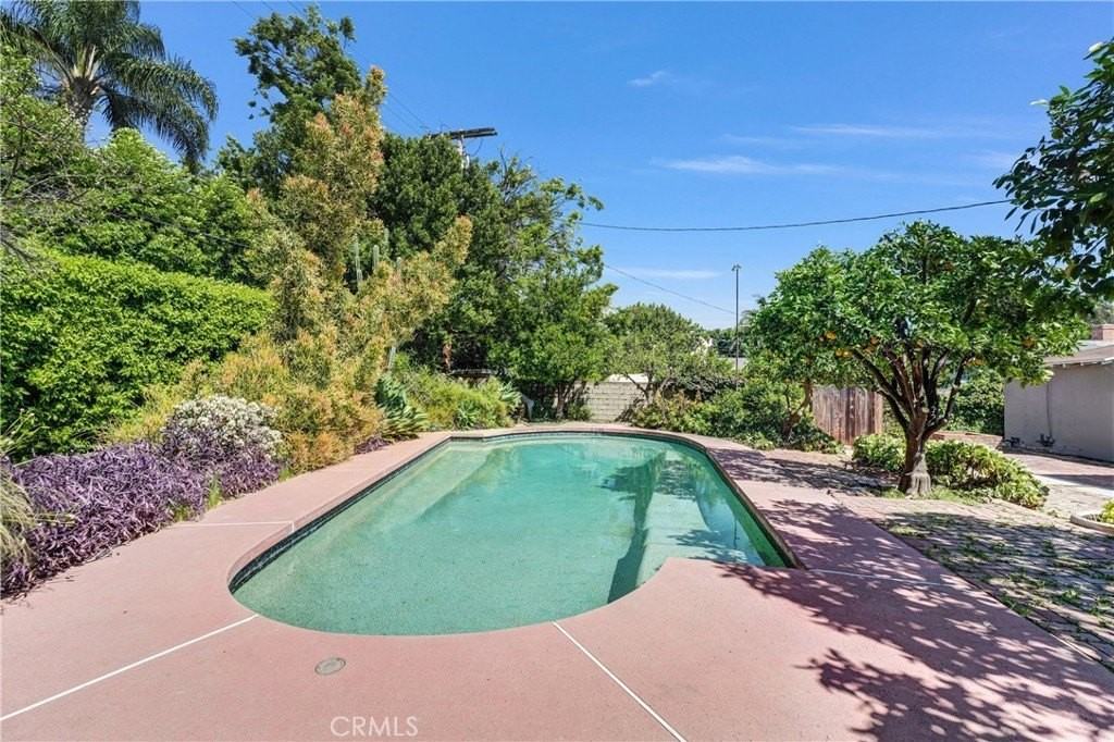 12135 Morrison St - Photo 5 of 17