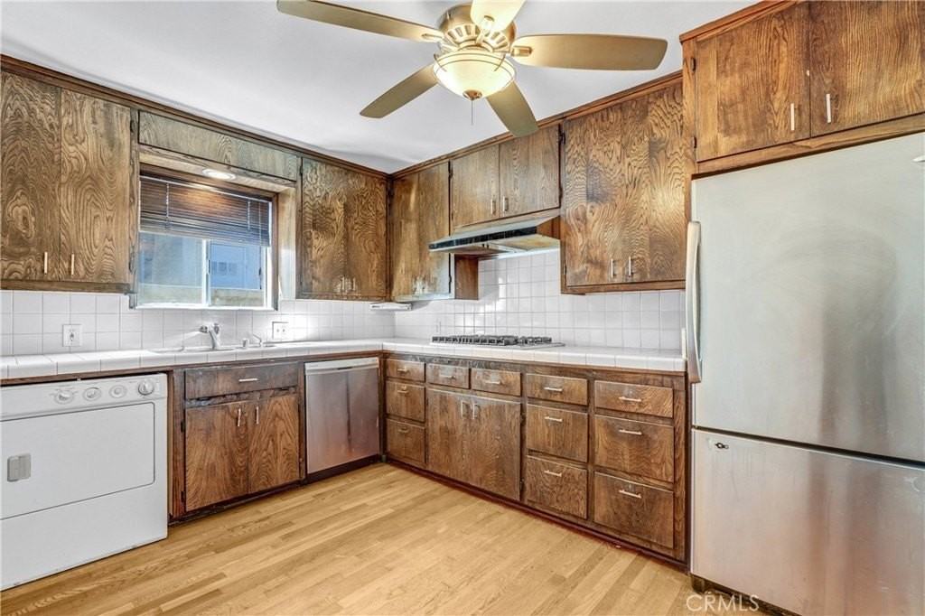 12135 Morrison St - Photo 7 of 17