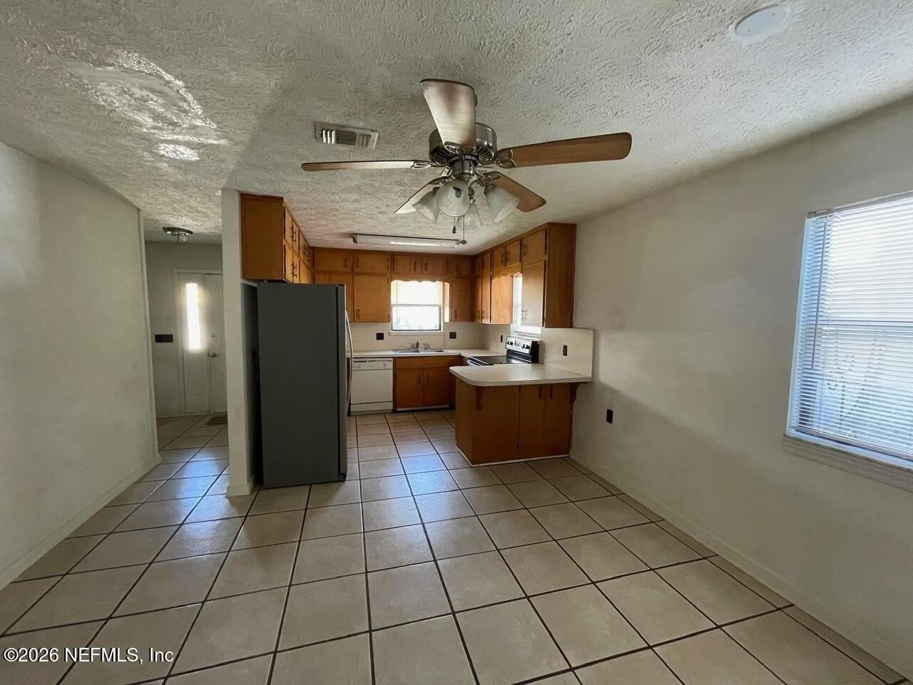 231 Hopkins St - Photo 7 of 22