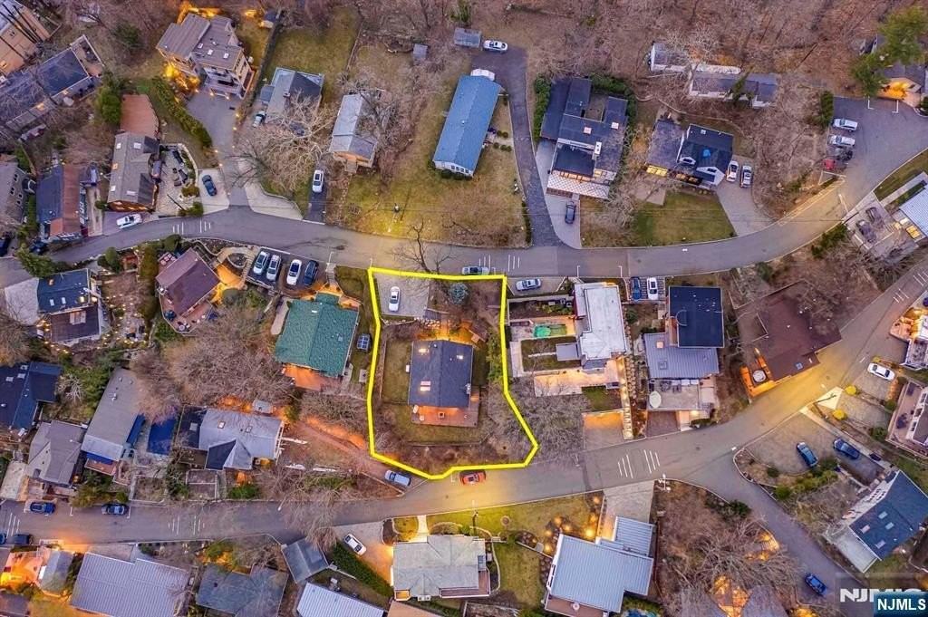 33 Colony Rd - Photo 4 of 15