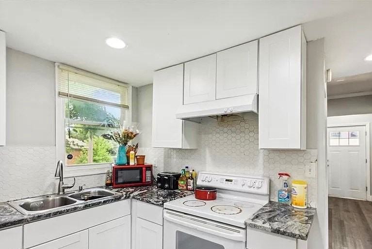 3738 Montgomery St - Photo 3 of 6