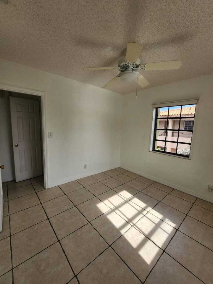 120 Nw 43rd Pl #122 - Photo 4 of 17