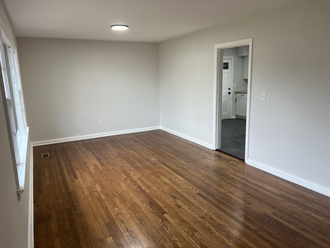 1027 Floyd Dr - Photo 3 of 13