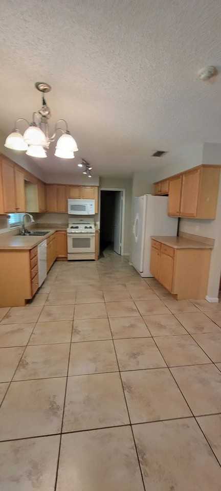 2220 Nw 14th Ave - Photo 2 of 31