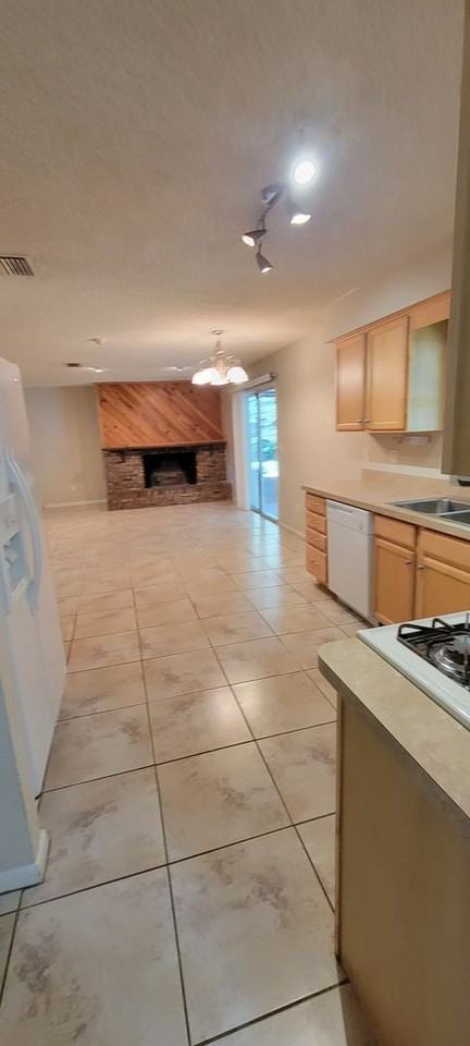 2220 Nw 14th Ave - Photo 3 of 31