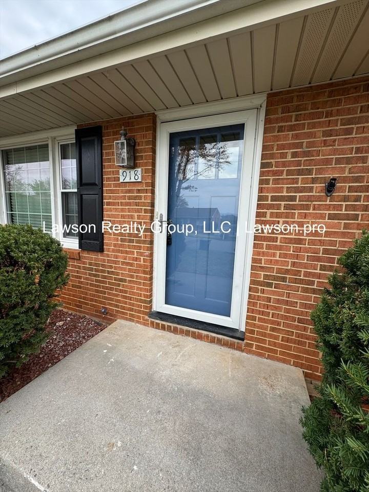 918 Ingleside Ln - Photo 3 of 20