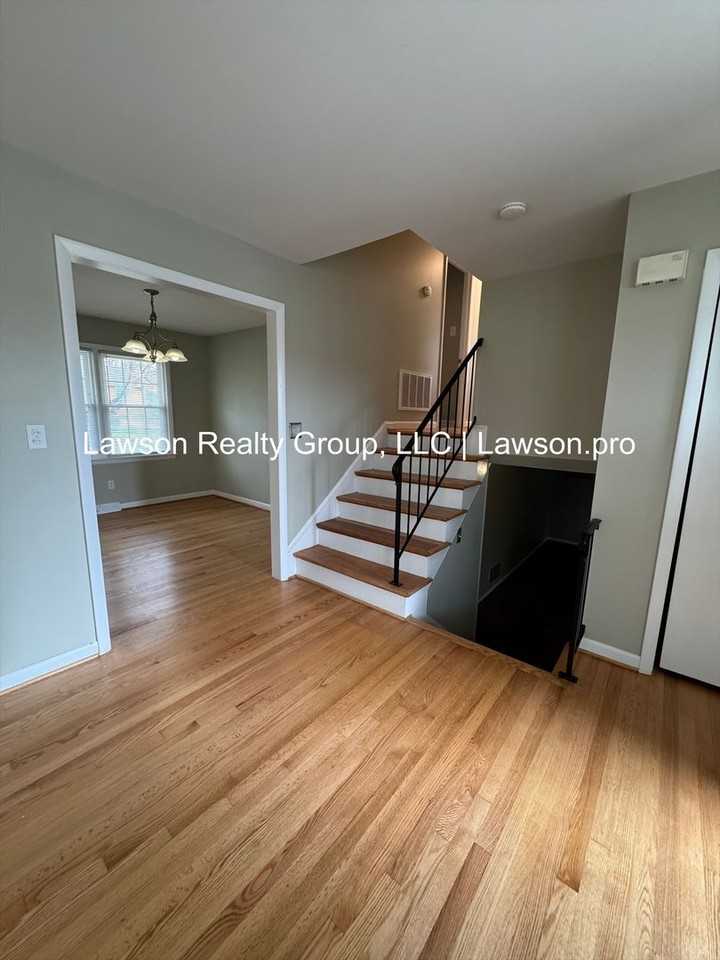 918 Ingleside Ln - Photo 5 of 20