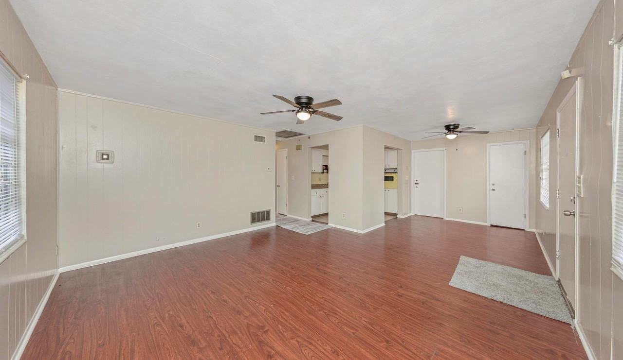 2423 Auburn St S - Photo 2 of 23