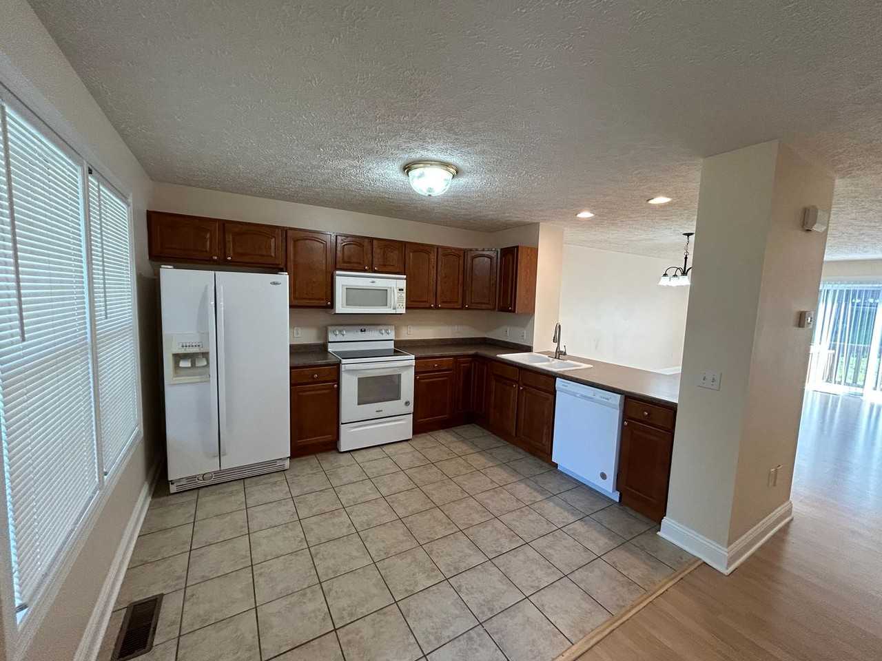 640 Oaktree Blvd - Photo 6 of 13