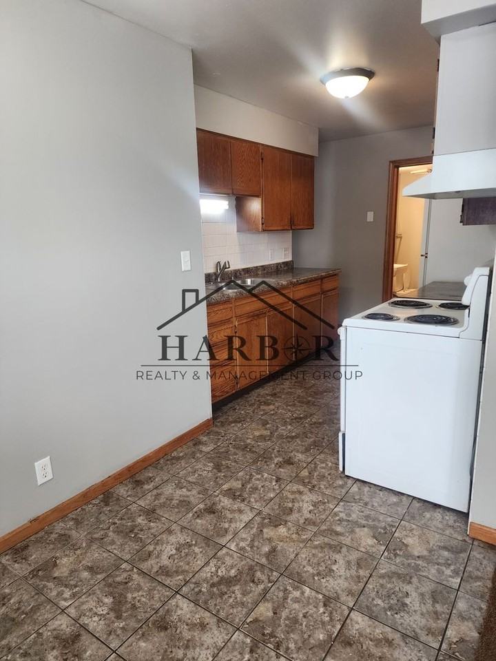 204 11th Ave Nw - Photo 2 of 10