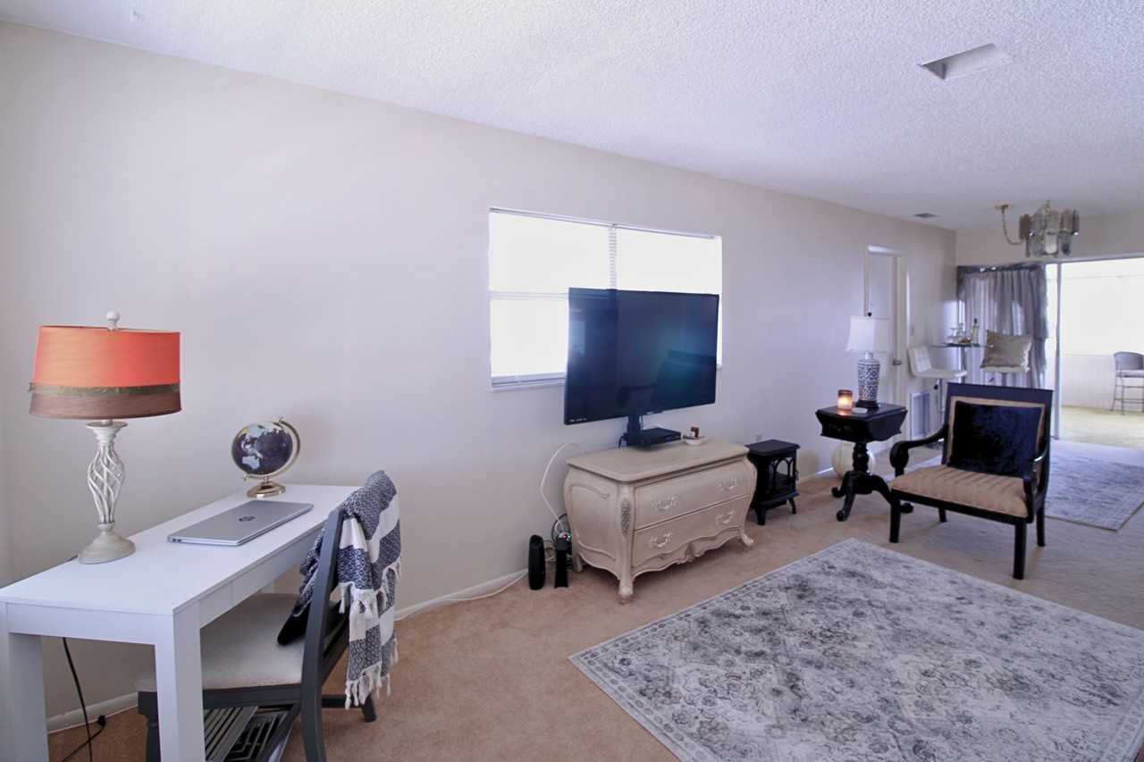 10321 Larchmont Pl N - Photo 3 of 19