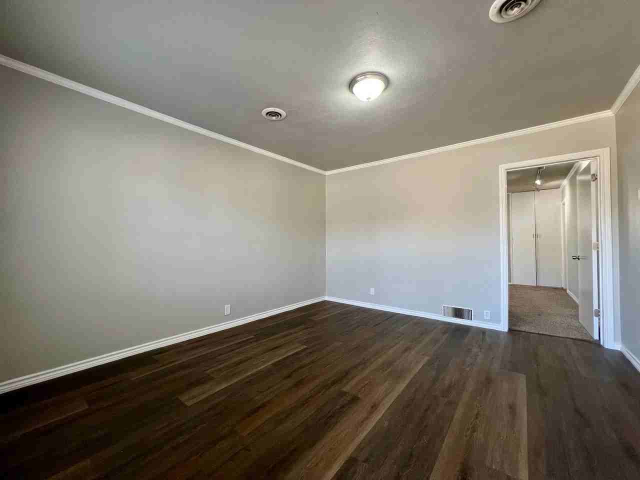 525 W Scurry St - Photo 2 of 17