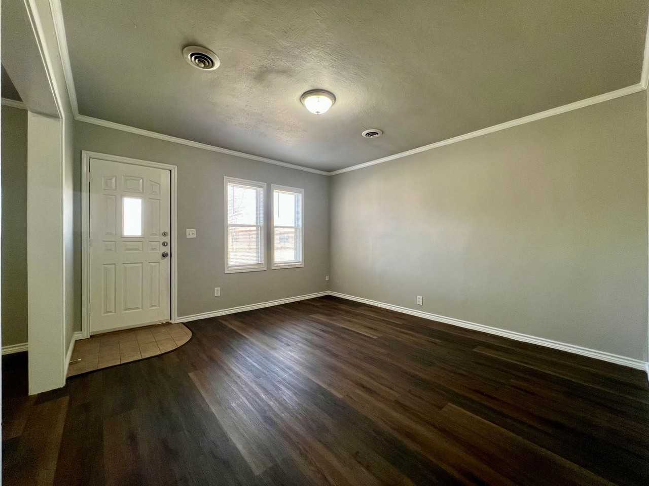 525 W Scurry St - Photo 3 of 17