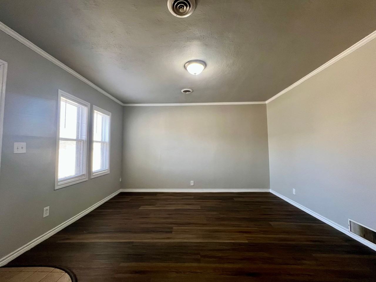 525 W Scurry St - Photo 4 of 17